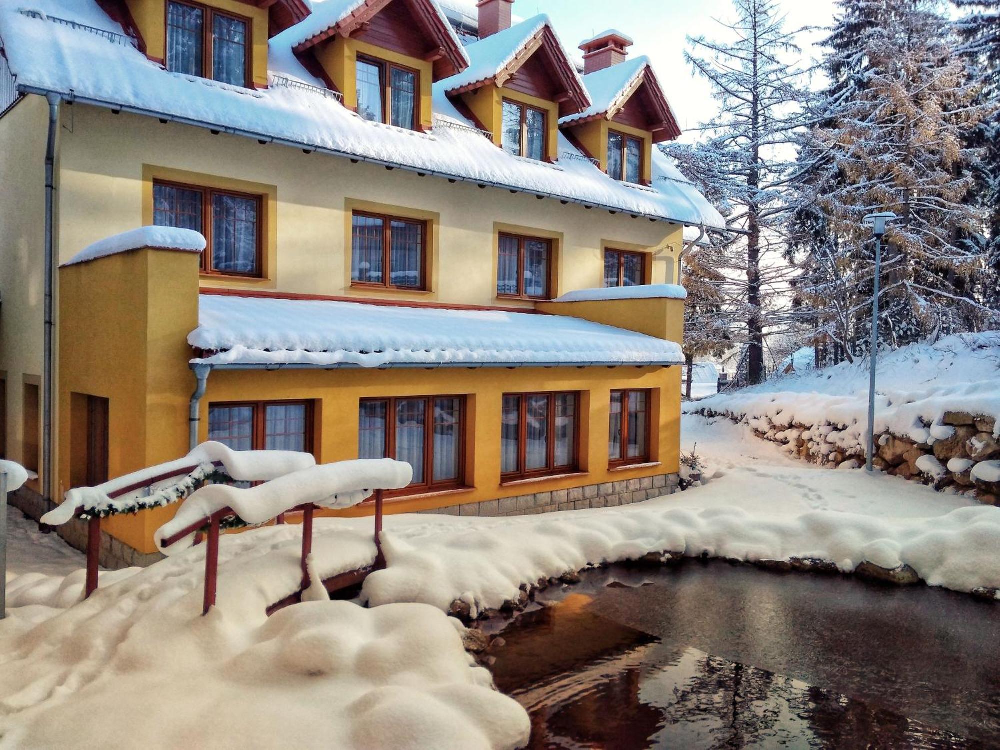 Hotel Dobry Klimat ชกลาร์สกา ปอเรมบา ภายนอก รูปภาพ